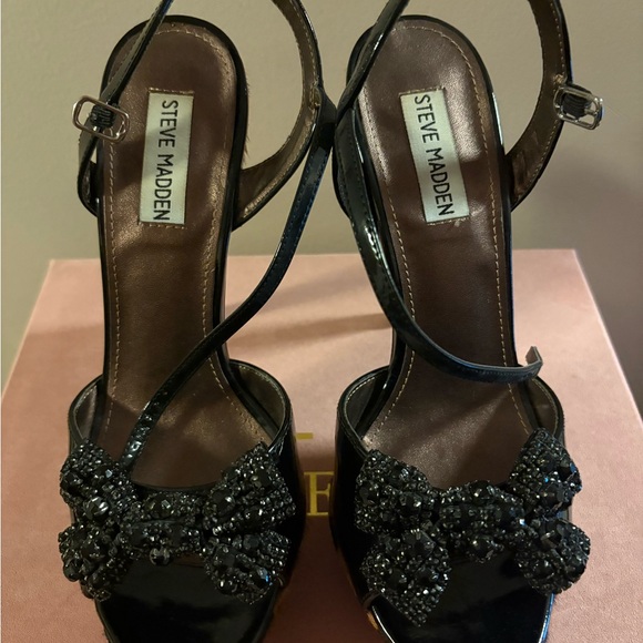Steve Madden Leopard Sandal with Patent and Embellished bow detail. Size 9 - Picture 2 of 6